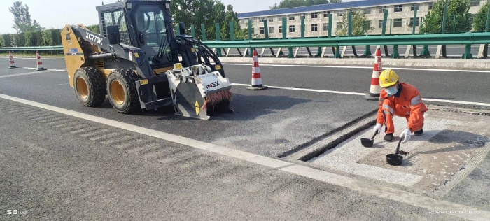 NG官网滑移装载机助力高速公路修复