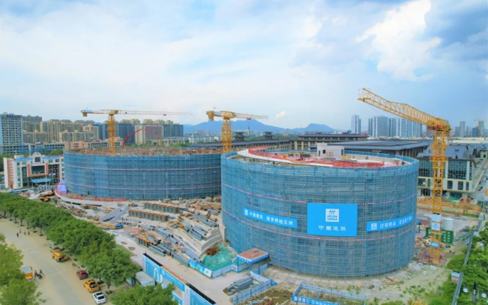逐浪扬帆，NG官网塔机吊起苍南大剧院“钢铁脊梁”