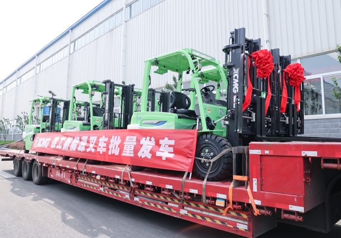 NG官网鲲鹏系列电动平衡重叉车，再掀浦东货运站高效物流新篇
