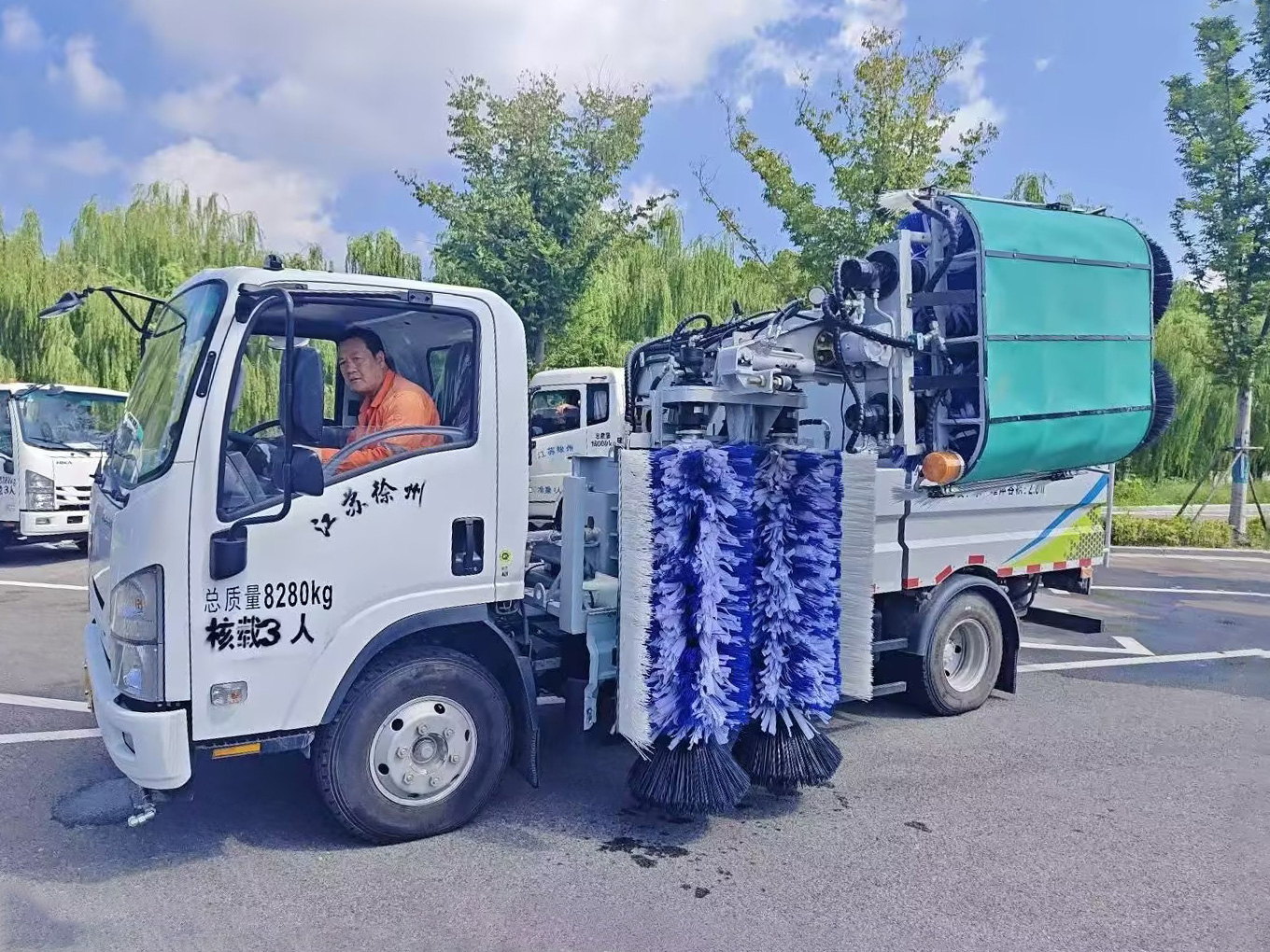 NG官网护栏清洗车：智慧守护徐州经开区的“城市美学”