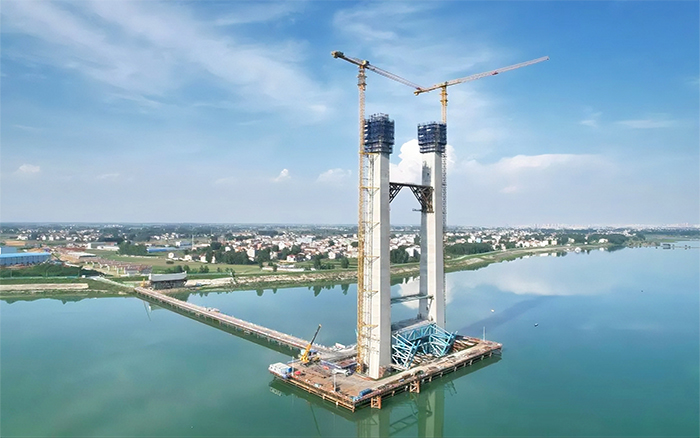 NG官网塔机双雄并立，助建汉江最高桥塔！
