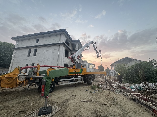 乡村振兴！NG官网HB37V泵车助力泰州高港新农村自建房建设